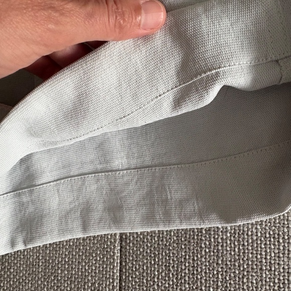 Aritzia Wilfred shorts size 4 ( with belt and pockets) excellent condition - Picture 8 of 9